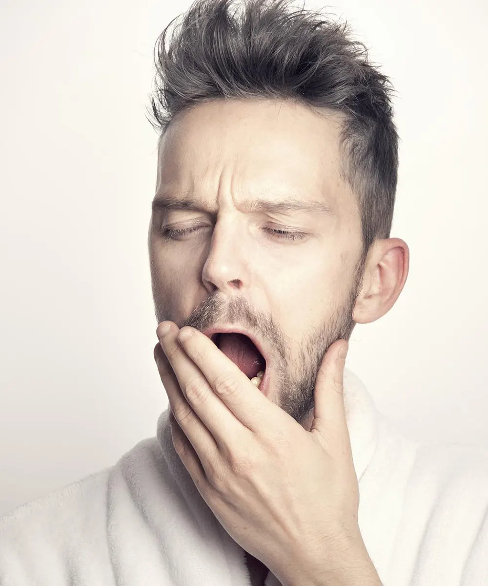 Homme fatigué en train de bailler